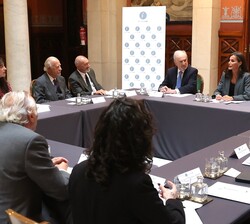 Doña Letizia preside la mesa de la reunión de la Fundación del Español Urgente