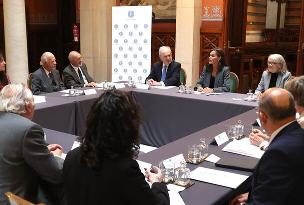 Doña Letizia preside la mesa de la reunión de la Fundación del Español Urgente