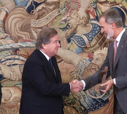 Su Majestad el Rey hace entrega del premio Premio Enrique V. Iglesias al Desarrollo del Espacio Empresarial Iberoamericano” al empresario y banq