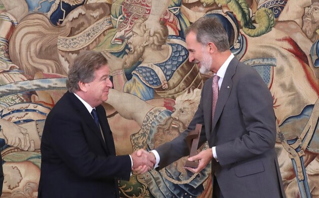 Su Majestad el Rey hace entrega del premio Premio Enrique V. Iglesias al Desarrollo del Espacio Empresarial Iberoamericano” al empresario y banquero c