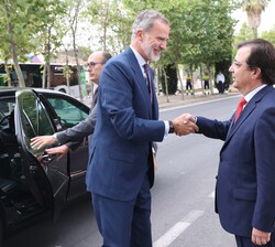 Su Majestad el Rey recibe el saludo del presidente de la Junta de Extremadura, Guillermo Fernández