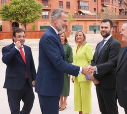 Don Felipe es saludado por el presidente del Instituto de Empresa Familiar, Andrés Sendagorta