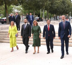 Su Majestad el Rey a su llegada al Palacio de Congresos de Cáceres acompañado por las autoridades que le recibieron