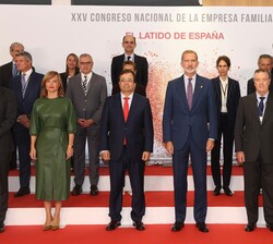 Don Felipe acompañado de las autoridades asistentes al acto
