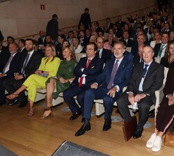 Don Felipe en un momento del acto acompañado de las autoridades asistentes al acto