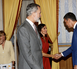 Su Majestad la Reina recibe el saludo del presidente del Gobierno, Pedro Sánchez