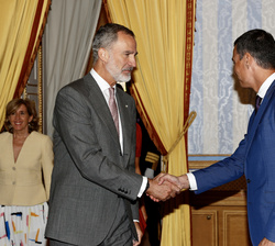 Su Majestad el Rey es recibido por el presidente del Gobierno, Pedro Sánchez