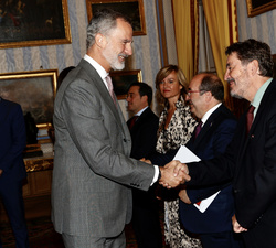 Su Majestad el Rey recibe el saludo del director del Instituto Cervantes, Luis García Montero