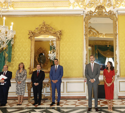 Fotografía de grupo de Sus Majestades los Reyes con las autoridades asistentes al acto