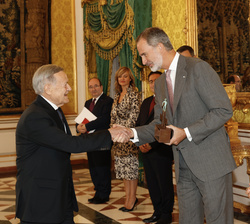 Su Majestad el Rey en presencia de Su Majestad la Reina entrega el “Premio Ñ 2022” a Gabriele Morelli, filólogo hispanista italiano, cated