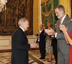 Sus Majestades los Reyes tras la entrega del “Premio Ñ 2022” a Gabriele Morelli, filólogo hispanista italiano, catedrático de la Universid