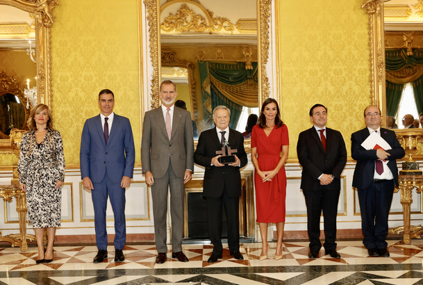 Fotografía de grupo de Sus Majestades los Reyes con las autoridades y el galardonado con el “Premio Ñ 2022”, Gabriele Morelli