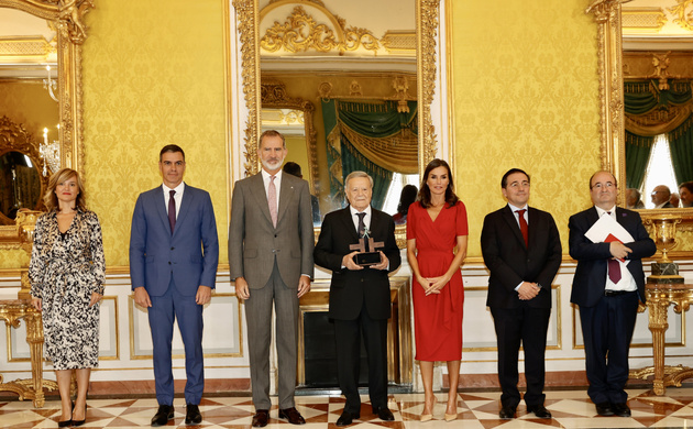 Fotografía de grupo de Sus Majestades los Reyes con las autoridades y el galardonado con el “Premio Ñ 2022”, Gabriele Morelli