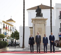 Su Majestad el Rey frente a la estatua de Elio Antonio de Nebrija