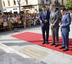 Su Majestad el Rey frente a la placa conmemorativa del evento al pie de la estatua de Elio Antonio de Nebrija