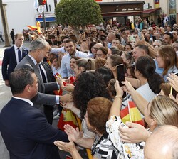 Don Felipe recibe el cariño de los vecinos de Lebrija