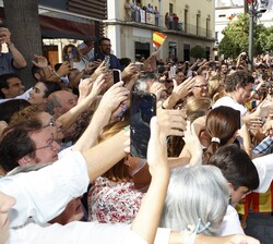 Don Felipe recibe el cariño de los vecinos durante su recorrido por la localidad de Lebrija