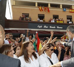 El Rey recibe el cariño de los vecinos de Lebrija