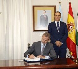 El Rey durante la firma en el Libro de Honor de la Ciudad de Lebrija