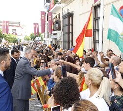 Don Felipe realizó un recorrido a pie por la localidad
