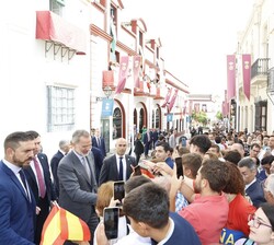 Don Felipe con los vecinos
