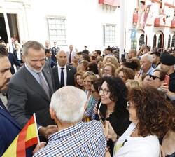 Don Felipe conversa con los vecinos durante el recorrido