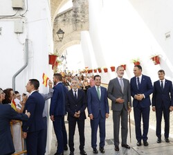 El Rey en el callejón de las Monjas con las autoridades