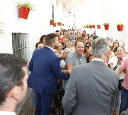 Don Felipe con los vecinos