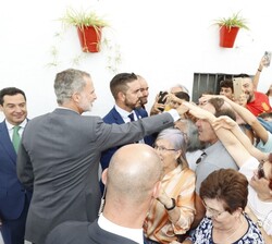 Don Felipe con los vecinos durante el recorrido por la localidad