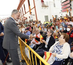 Don Felipe con los vecinos mayores de Lebrija