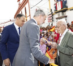 El Rey, durante su recorrido por la localidad, conversa con uno de los vecinos mayores