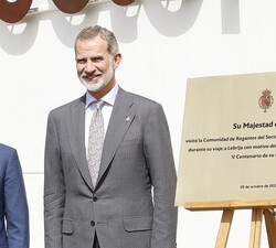 Don Felipe junto a la placa conmemorativa de su visita