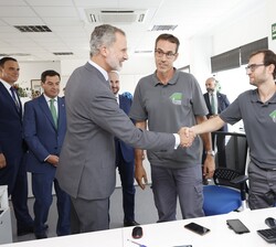 Don Felipe saluda a unos trabajadores durante su recorrido por las instalaciones