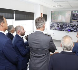 Su Majestad el Rey en el Centro de Control junto a las autoridades que lo acompañan