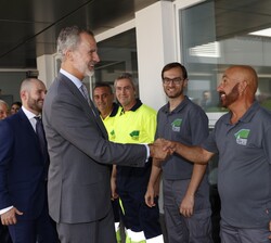 Durante su recorrido, Su Majestad el Rey recibe el saludo de los trabajadores