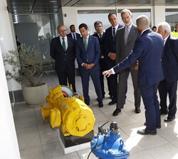Don Felipe recibe una explicación sobre el material utilizado durante su visita a las instalaciones