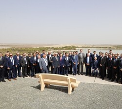 Su Majestad el Rey junto a una representación de agricultores, acompañado por las autoridades
