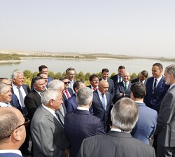 Su Majestad el Rey conversa con los agricultores tras la fotografía de grupo