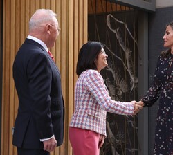 A su llegada, Su Majestad la Reina recibe el saludo de la ministra de Sanidad, Carolina Daria