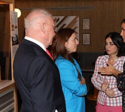 A la finalización del acto, Su Majestad la Reina mantuvo un encuentro con la cantante y compositora, Mai Meneses acompañada de las autoridades