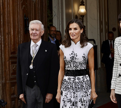 Doña Letizia junto a la ministra de Ciencia e Innovación, Diana Morant y el presidente de la Real Academia de Ingeniería, Antonio Colino, a su llegada