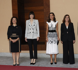 Doña Letizia junto a la ministra de Ciencia e Innovación, el presidente de la Real Academia de Ingeniería y las nuevas academicas