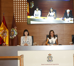 Su Majestad la Reina en la mesa presidencial al comienzo del acto
