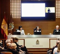 Su Majestad la Reina en la mesa presidencial durante la ponencia “Transcriptómica computacional: la biología y la ingeniería van de la mano en u