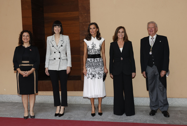 Doña Letizia junto a la ministra de Ciencia e Innovación, el presidente de la Real Academia de Ingeniería y las nuevas academicas