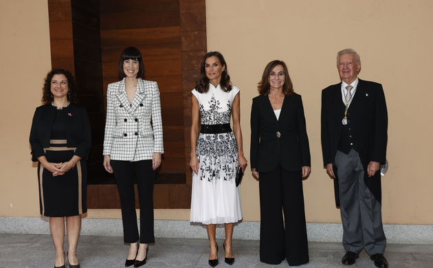Doña Letizia junto a la ministra de Ciencia e Innovación, el presidente de la Real Academia de Ingeniería y las nuevas academicas