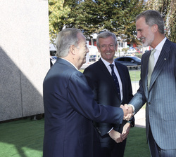 Su Majestad el Rey es recibido por el presidente de la Corpración La Voz de Galicia y de la Fundación Santiago Rey Fernández-Latorre, en presencia del