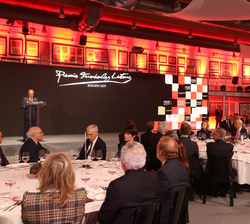 El presidente de la Corporación La Voz de Galicia realiza la laudatio del premiado