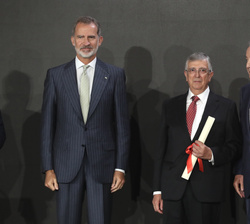 Su Majestad el Rey acompañado por el premiado y el presidente de la Corporación La Voz de Galicia, tras la entrega del galardón