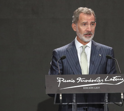 Su Majestad el Rey durante su intervención en la entrega de la LXIV edición del “Premio Fernández Latorre”